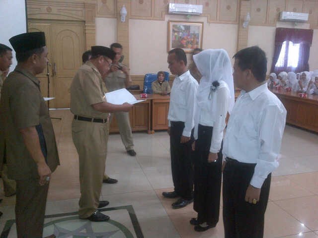 Bupati Sarolangun, H Cek Endra sedang memberikan SK CPNS secara simbolis